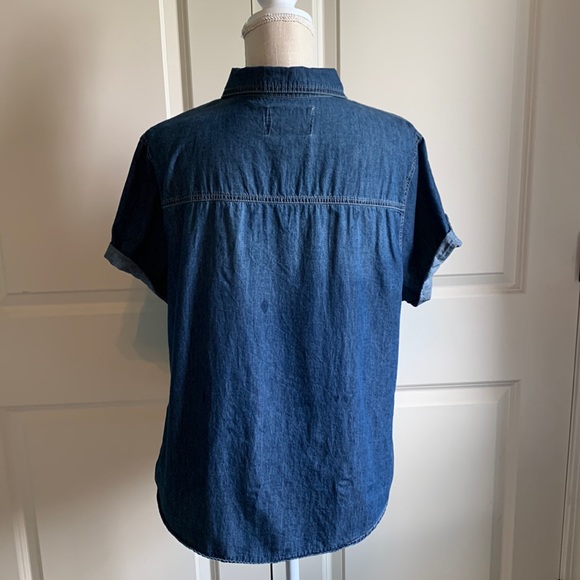 Dark denim/chambray short sleeve top. - Picture 1 of 3